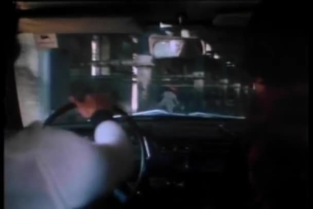 Punct Vedere Din Interiorul Mașinii Gangsterilor Pursing Motocicletă — Videoclip de stoc