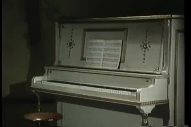 Ampia Inquadratura Chiusura Della Copertina Del Pianoforte Spartiti Calo — Video Stock