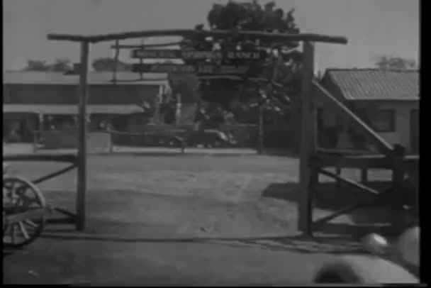 Ευρεία Πυροβόλησαν Τους Ανθρώπους Μετατρέψιμο Οδήγηση Ranch — Αρχείο Βίντεο
