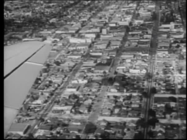 Oogpunt Schot Van Vliegtuig Vliegen Stad Van Jaren 1950 — Stockvideo