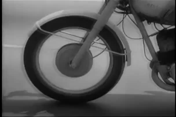 Adam Yolda 1960 Larda Motosiklet Binme Çanta — Stok video