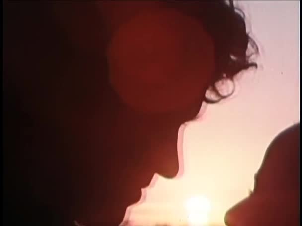 Silhouette Von Mann Und Frau Beim Küssen Bei Sonnenuntergang — Stockvideo