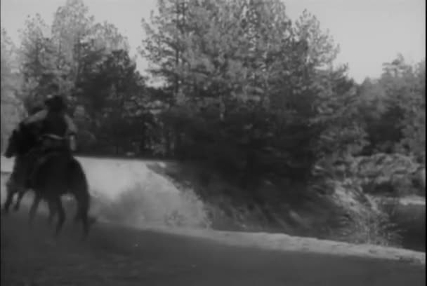 Gruppen Cowboys Galopperande Hästar Landsbygden 1930 Talet — Stockvideo
