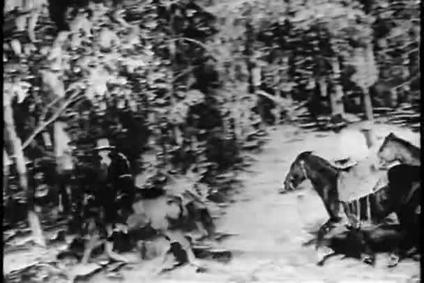 Cowboys Cavalgando Pela Floresta Cavalo — Vídeo de Stock
