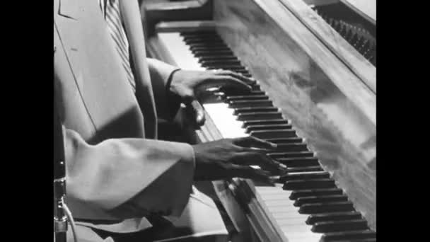 Mediana Toma Pianista Jazz Animado Tocando Piano 1950 — Vídeo de stock