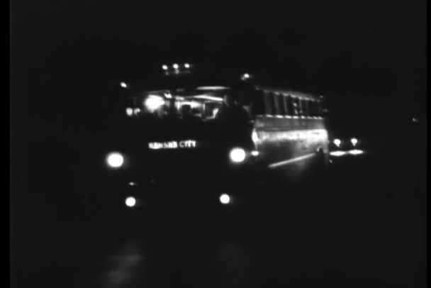 Auto Che Sorpassa Autobus Diretto Kansas City Notte — Video Stock