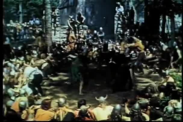 Vikingové Nutí Zajetí Ženy Tančit Nimi — Stock video