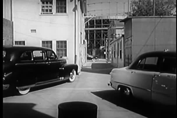 1950 Lerde Arabadaki Kişi Ara Sokaktan Diğer Arabaya Doğru Sürüyormuş — Stok video
