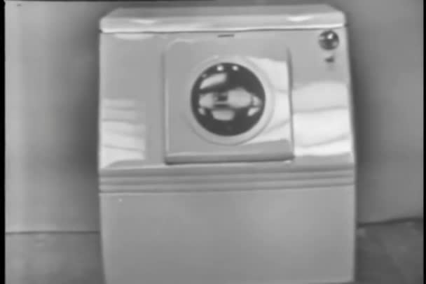 1940 Larda Çamaşır Makinesi Geniş Shot — Stok video