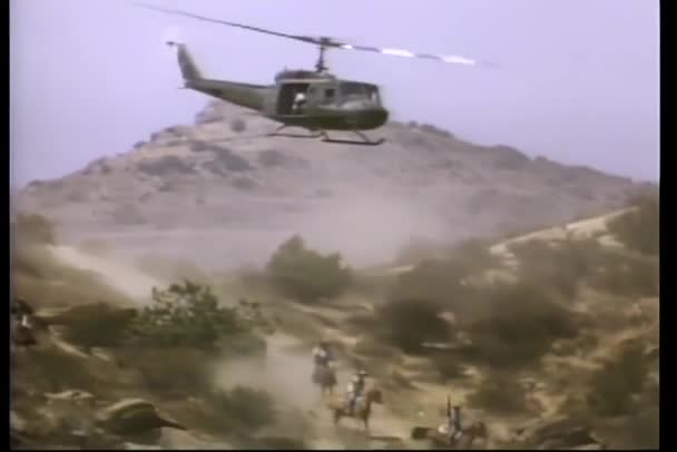 헬기가 사막에서 이상의 — 비디오