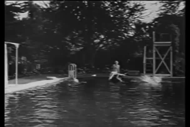Άνθρωποι Κολύμπι Στην Εξωτερική Πισίνα Στη Χώρα — Αρχείο Βίντεο