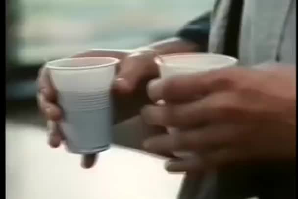 Persona Primo Piano Che Trasporta Bicchieri Plastica Mette Sul Tavolo — Video Stock