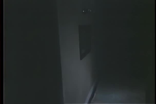 暗い家の中を歩く人の視点 — ストック動画