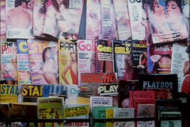 Panning Fileiras Revistas Adultas Quiosque Notícias — Vídeo de Stock