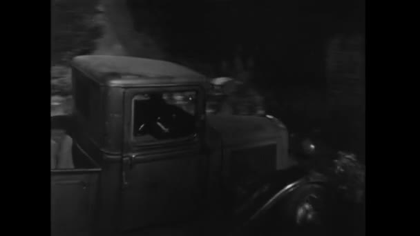 Hombre Estrellándose Camioneta Pick Través Puerta Del Granero 1940 — Vídeo de stock