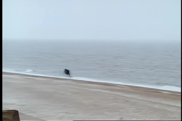 缩小从海洋到海边的房子 — 图库视频影像