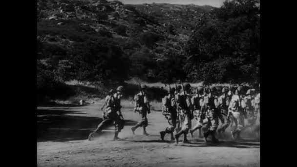 Soldado Que Queda Atrás Durante Entrenamiento Básico 1940 — Vídeos de Stock