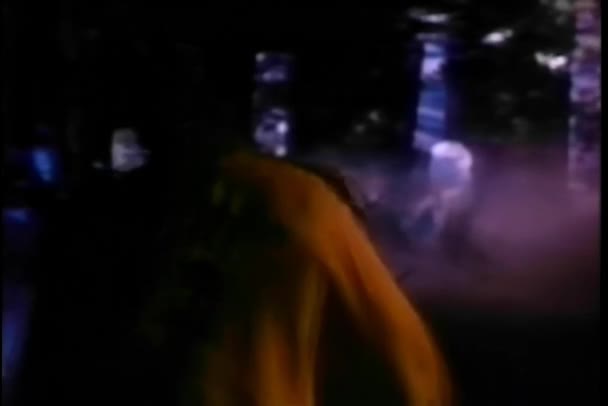 跛脚男子走进公墓与购物车的后视图 — 图库视频影像
