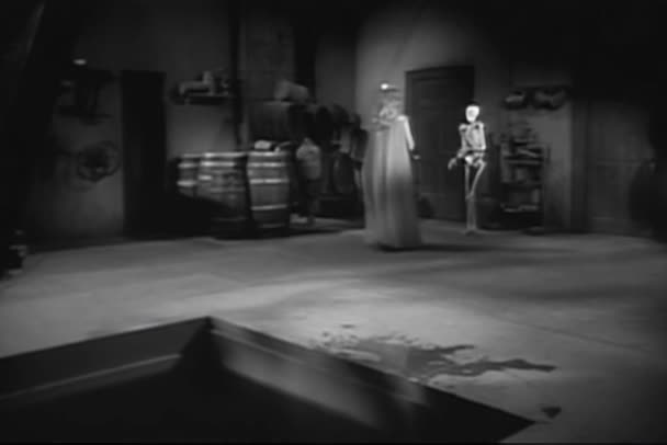 Skelett Som Gående Mot Kvinna Källare 1950 Talet — Stockvideo