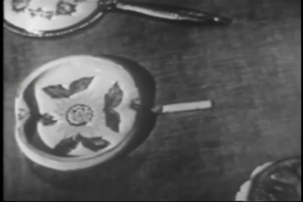 女人灭火的香烟在烟灰缸的特写镜头 — 图库视频影像