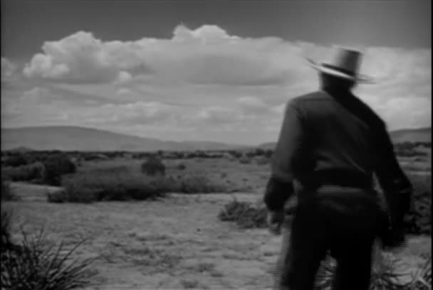 Achteraanzicht Van Drie Cowboys Lopen Prairie Jaren 1940 — Stockvideo