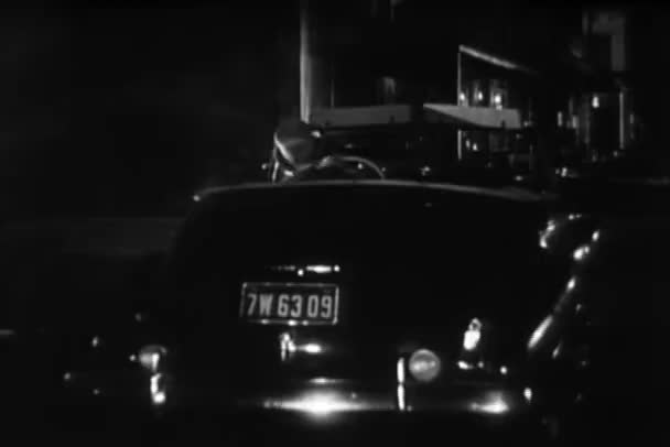 Людина Кабріолеті Робить Поворот Міській Дорозі Вночі 1940 — стокове відео