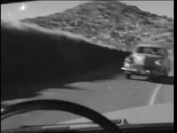 Çöl Yolunda Araba Süren Bir Adamın Görüntüsü — Stok video