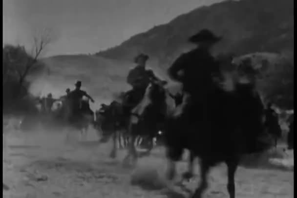 Kowboje Koniach Galopują Przez Prerię — Wideo stockowe