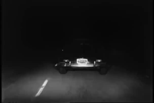 Visão Traseira Carro Viajando Estrada Abaixo Noite 1950 — Vídeo de Stock