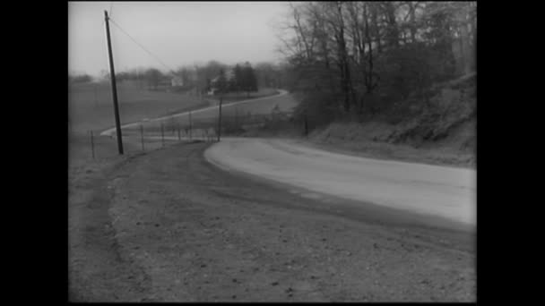 Dlouhý Záběr Auto Drving Klikaté Silnici Roce 1960 — Stock video