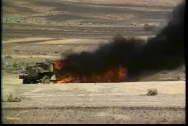 Fumo Nero Ondeggiante Camion Nel Deserto 1970 — Video Stock