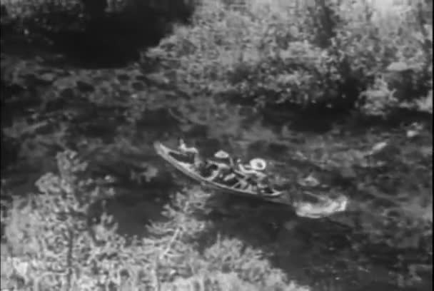 Pria Mengayuh Dua Perahu Dayung Sungai Lembah 1930 — Stok Video