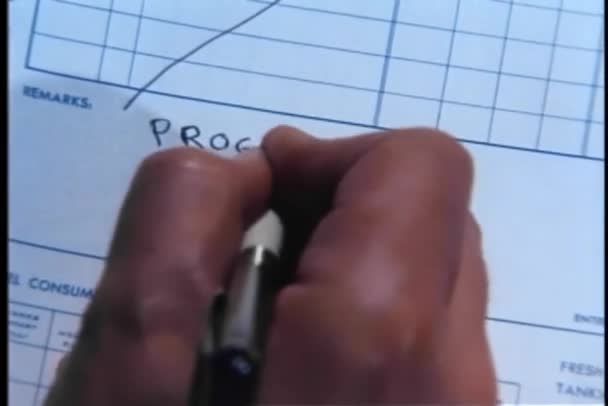 Close Homem Escrevendo Alimentos Relatório Progresso Revista — Vídeo de Stock