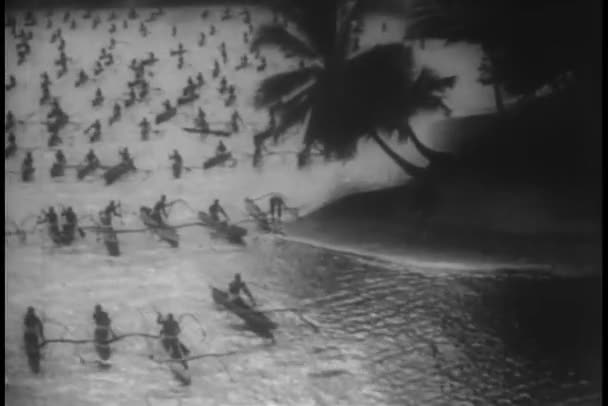 Montagem Nativos Canoas Que Desembarcam Ilha — Vídeo de Stock