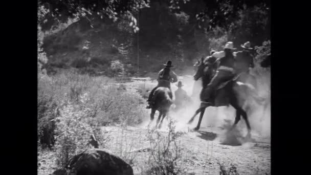 1930 草原を馬に乗ってカウボーイの後姿 — ストック動画