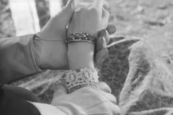 Mannens Behandskade Händer Smeker Kvinnans Hand 1930 Talet — Stockvideo