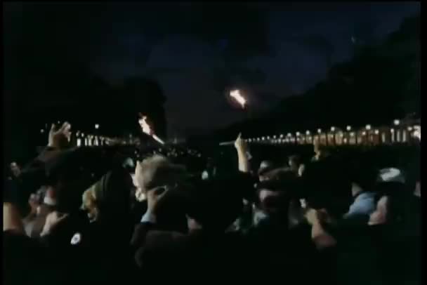 Menschenmenge Feiert Befreiung Nach Dem Zweiten Weltkrieg Auf Den Champs — Stockvideo