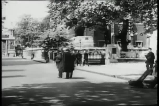 宽镜头沿着城市街道行走的行人 — 图库视频影像