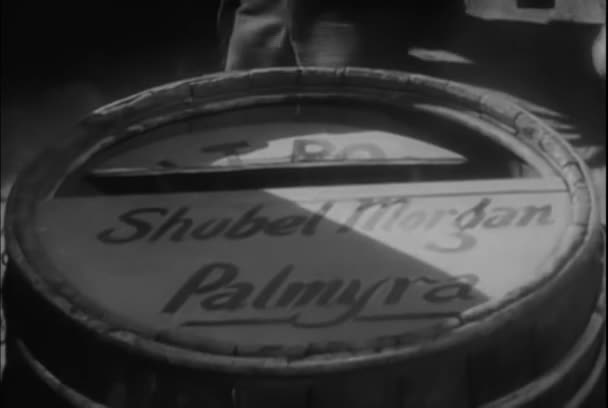Hombres Sacando Rifles Ocultos Del Barril Cerdo Salado 1940 — Vídeo de stock