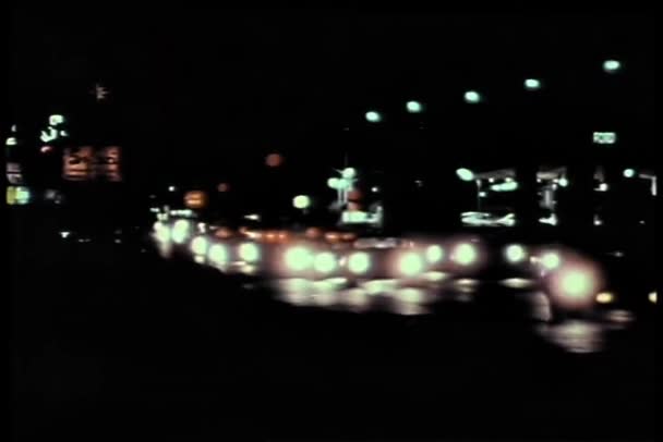 Autók Vezetés Úton Éjszaka Világos Fényszóró — Stock videók