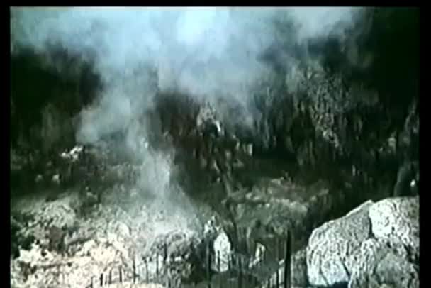 Bombas Explodindo Torno Soldados Caverna — Vídeo de Stock