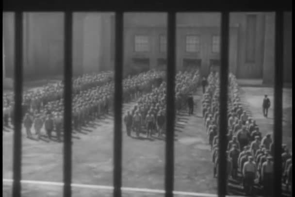 Gefangene Gefängnishof Versammelt — Stockvideo