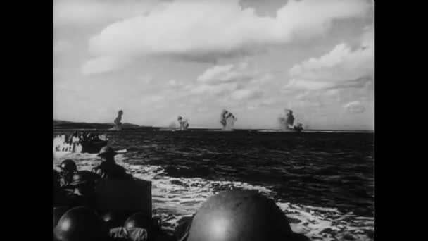 Солдаты Стреляют Линкора Вторая Мировая Война — стоковое видео