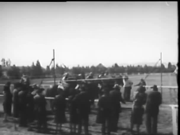 Gente Viendo Comienzo Carrera Caballos 1940 — Vídeo de stock