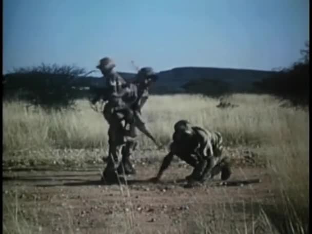 Ordu Mensupları Mayınını Saklayıp Sahada Koşuyor — Stok video