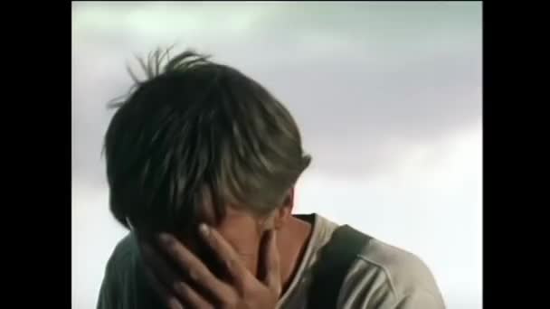 Середній Постріл Людини Закриває Обличчя Плаче 1950 — стокове відео