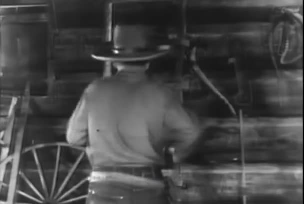牛仔攀登梯子到阁楼在客舱 二十世纪三十年代 — 图库视频影像