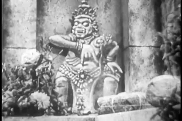 Kobieta Modląca Się Świątyni Widok Tyłu — Wideo stockowe