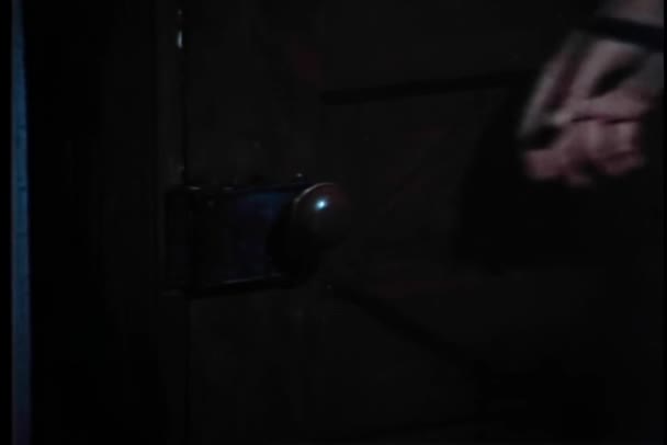 ドアのロックを開いて強制的男のクローズ アップ — ストック動画