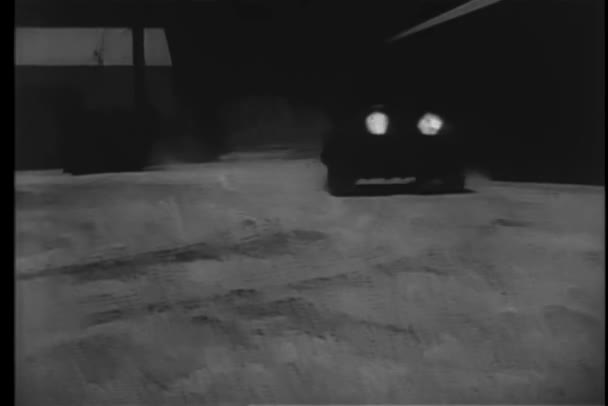 男性のビンテージ車車追跡中に移動から撮影 — ストック動画